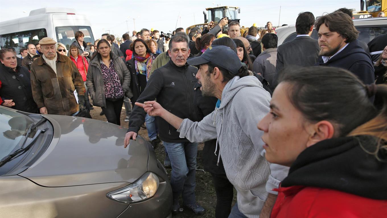 Durante la última visita a Mar del Plata, el auto en el que supuestamente viajaba Macri fue agredido.