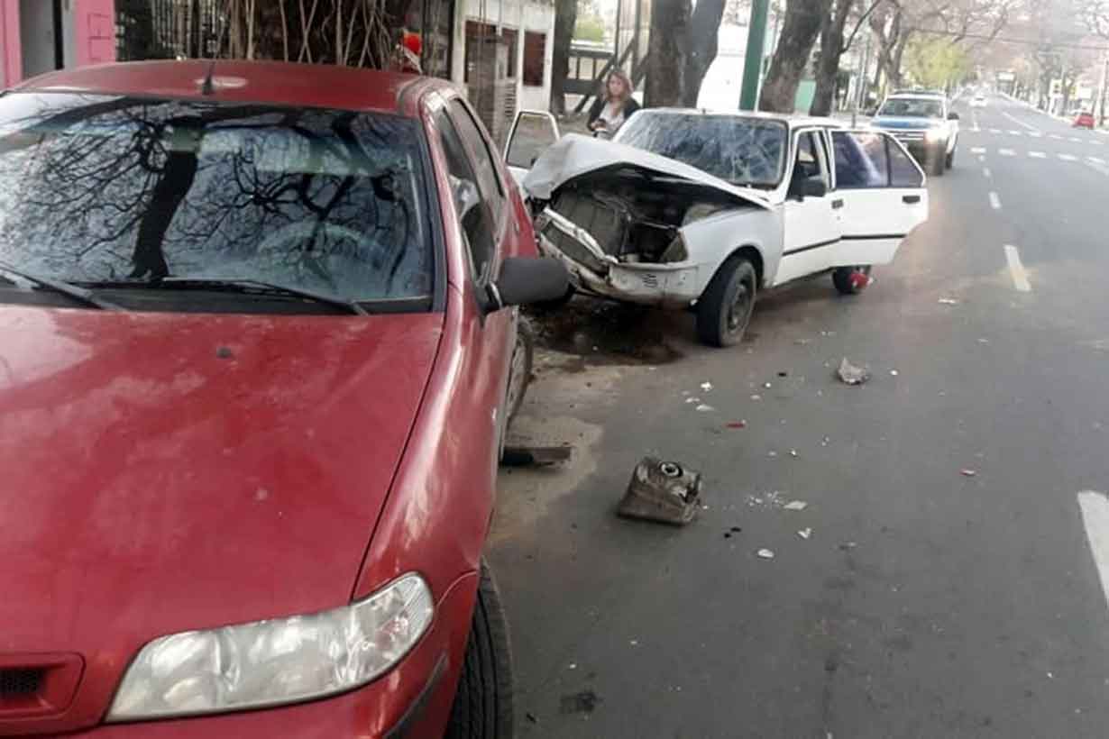 Choc Un Auto Estacionado Y Se Acost A Dormir En El Asiento De Atr S