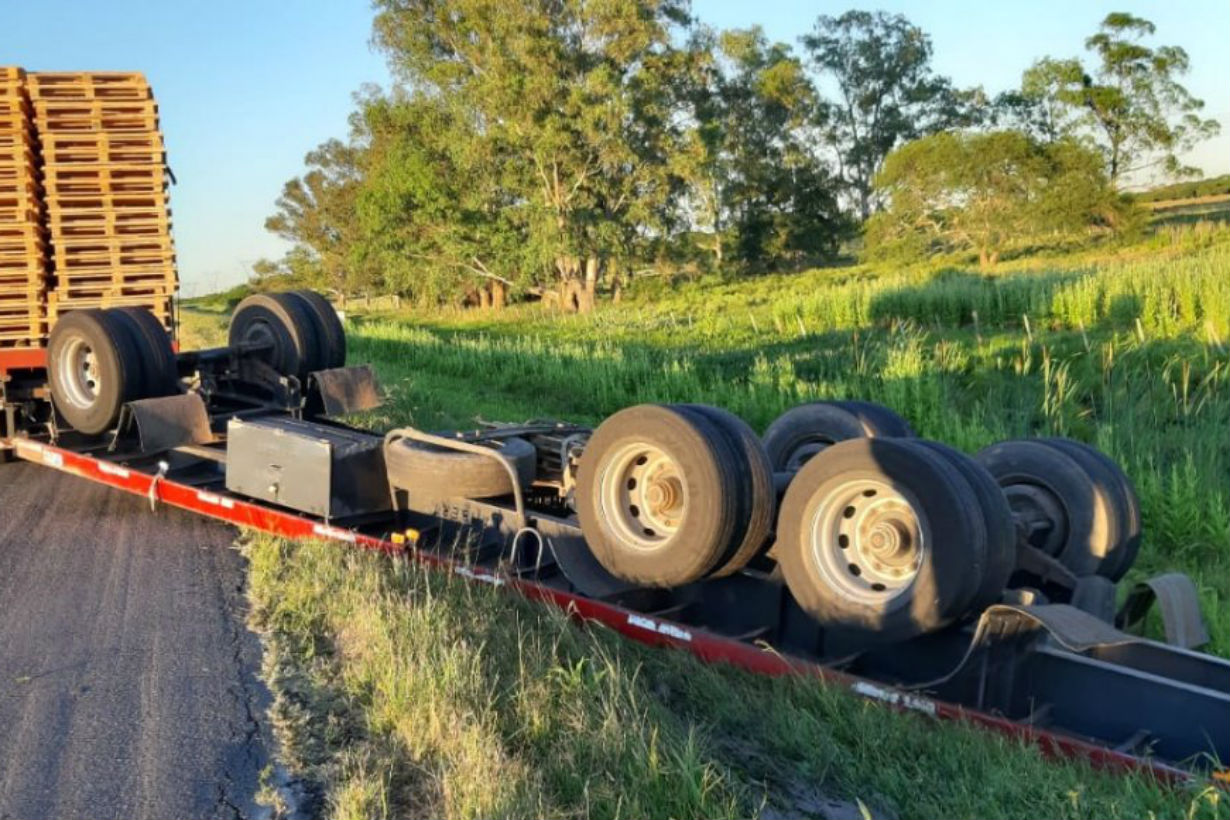 Cargado de palets un camión volcó su acoplado en plena ruta Noticias