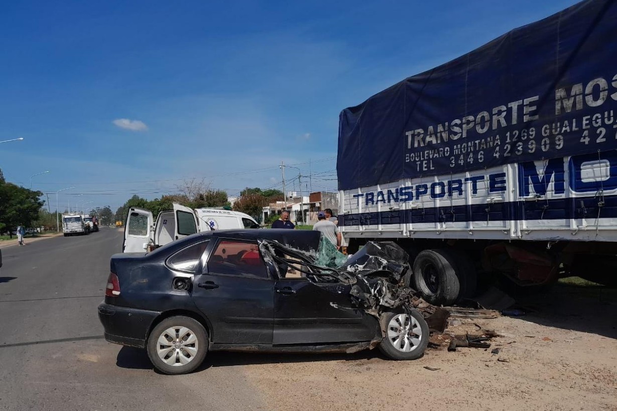 Choc Con Su Auto Contra El Acoplado De Un Cami N Y Qued Atrapado