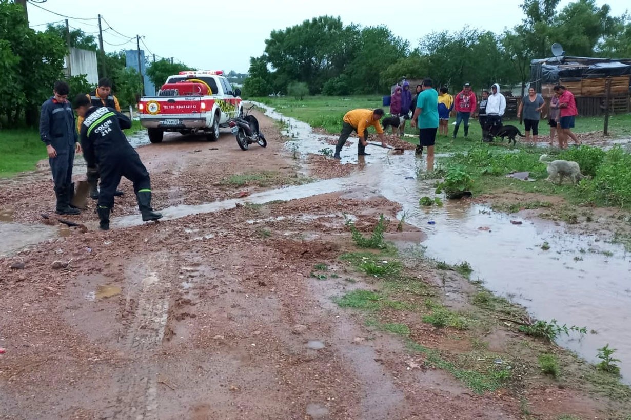 Autos caídos en bocas de tormenta y casas inundadas en Colón los