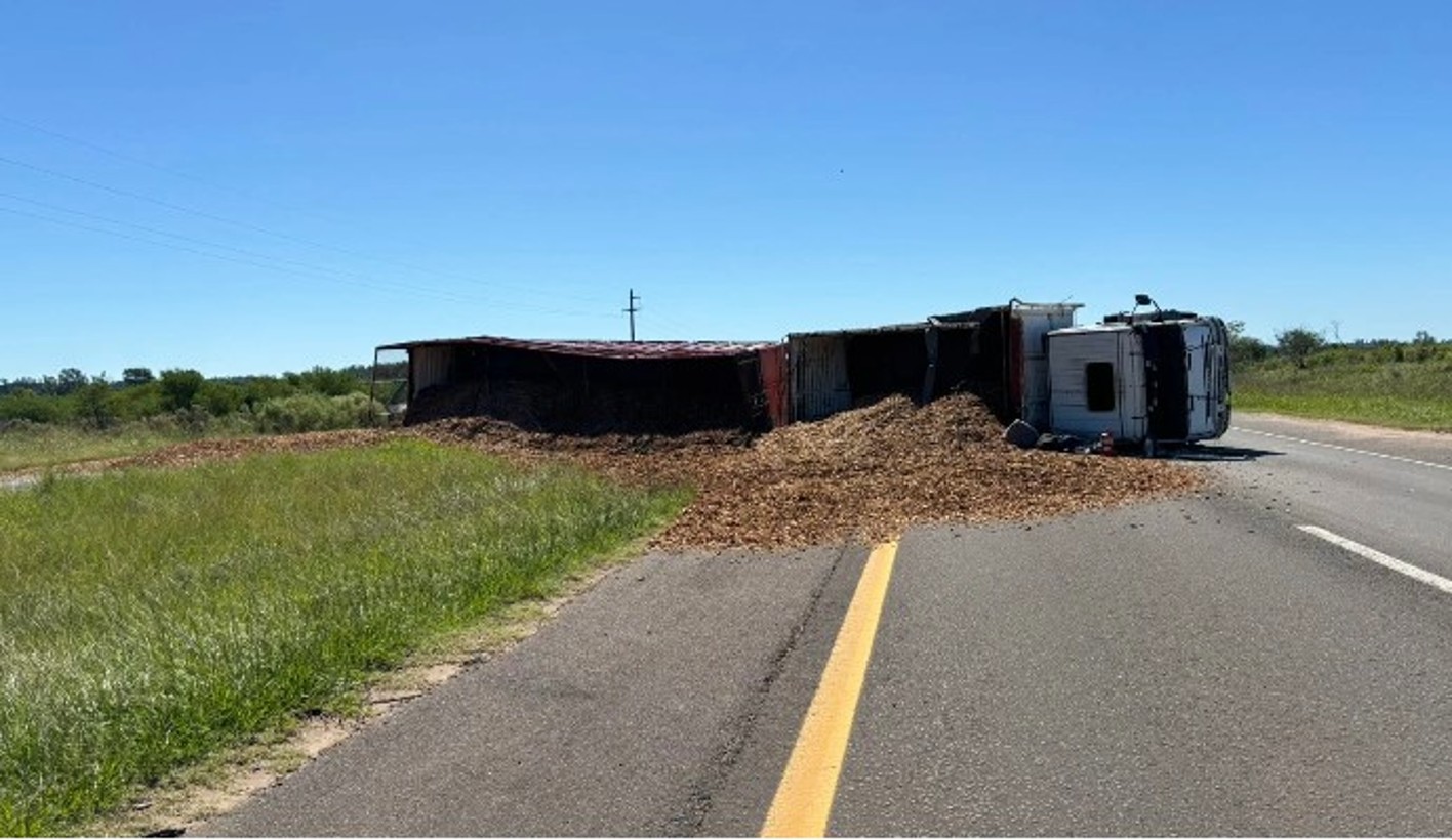 Aserr N En La Ruta Y Un Cami N Volcado Provocan Congesti N Vehicular En