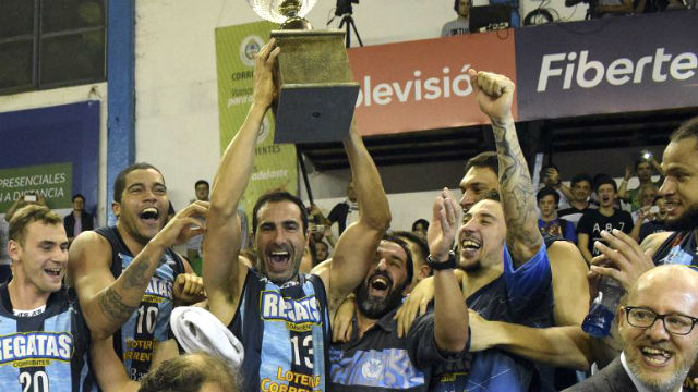 Quinteros levanta la copa (foto: Prensa Regatas).