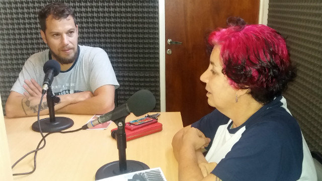 Fabián Hajdinjack y Alejandra Moreira, en el estudio de Radio 12.