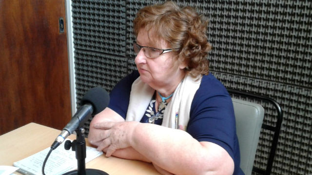 Martha Bertoldi en el estudio de Radio 12.