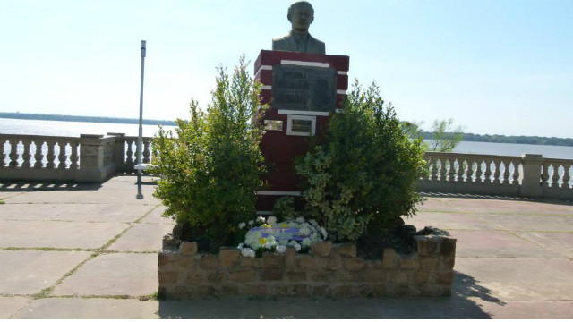 Monumento ubicado en costanera.
