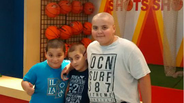 Cristian con sus hermanos mellizos