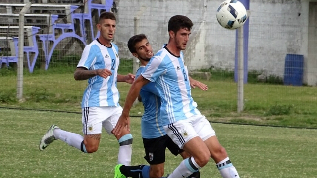Marcos Senesi luce la 6 contra Uruguay