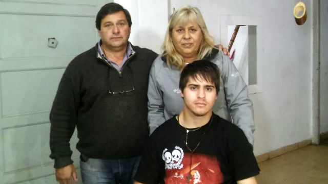 Bruno Escobar con sus padres, en Concordia.