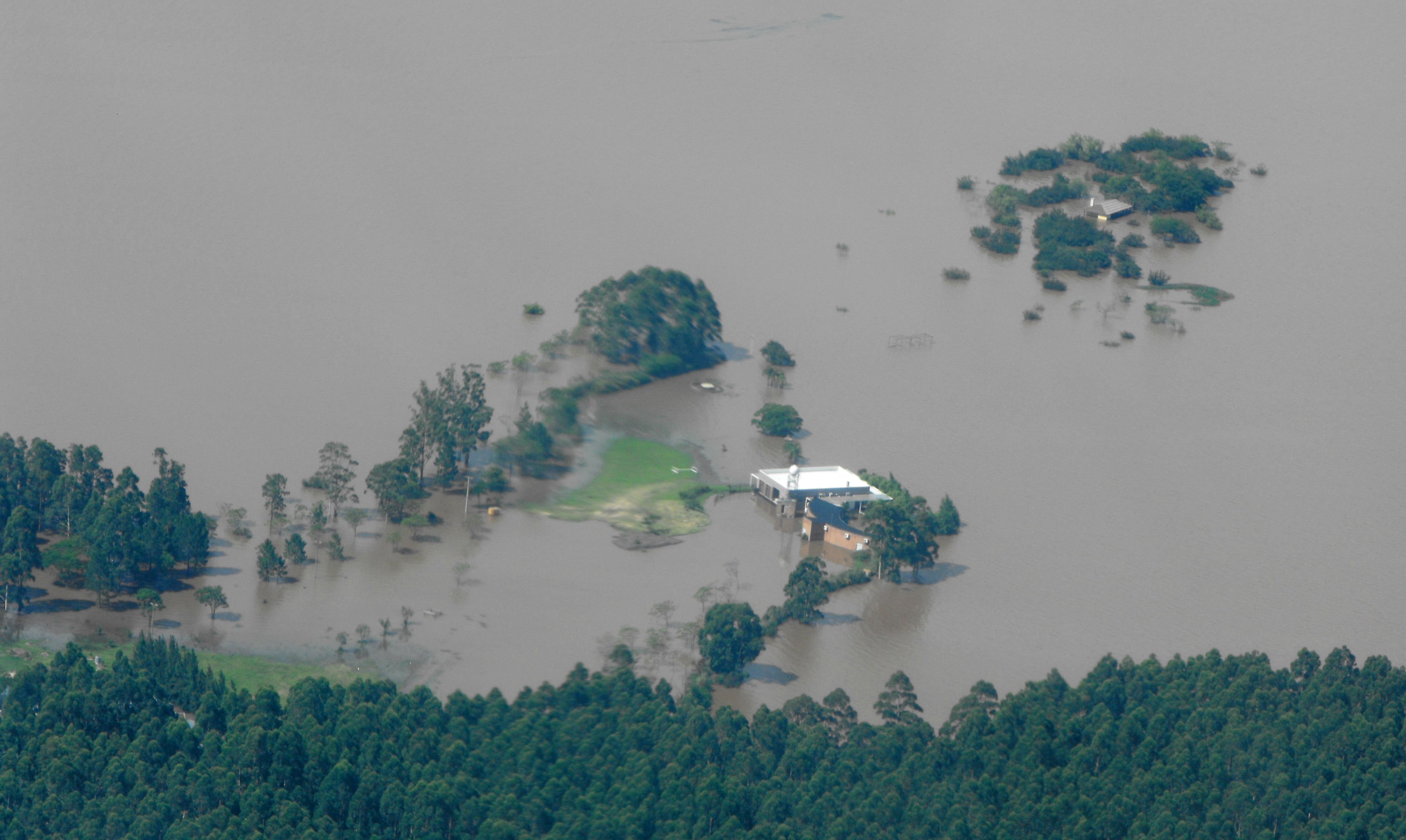 Otra toma, la misma imagen: la península de la SA de Urribarri está inundada.