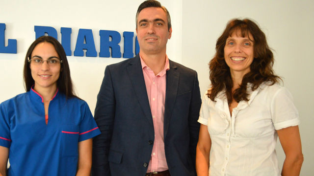 Bernardita Velásquez, fonoaudióloga; el doctor Beltrán Duluc y María Doce, mamá de un niño que recibió un implante coclear.