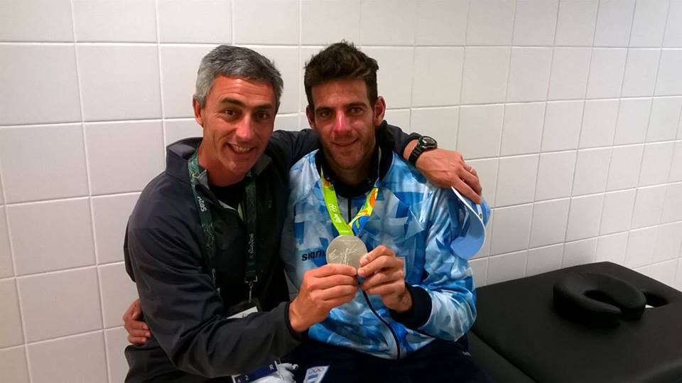 Del Potro y el kinesiólogo entrerriano mostrando la medalla de plata, en Río.