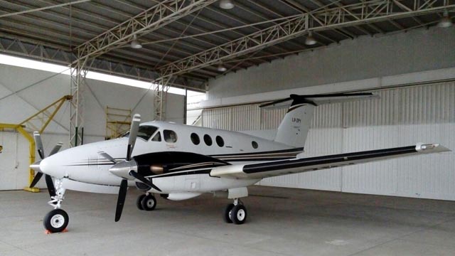 El avión de Establecimientos Pursang SA en el hangar de la DPA