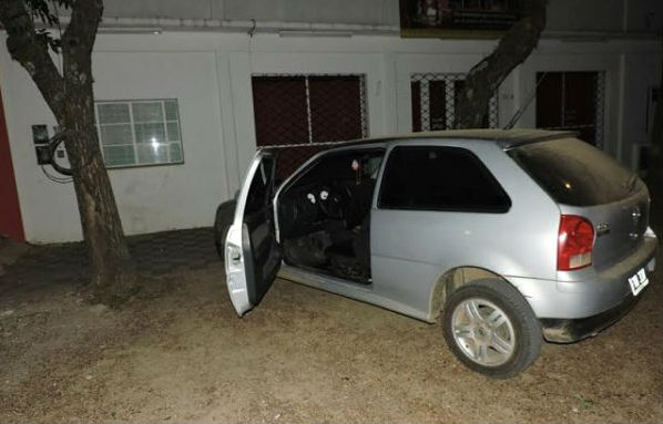 El auto que intentó robar, pero sin éxito ya que el dueño alcanzó a sacar la llave.
