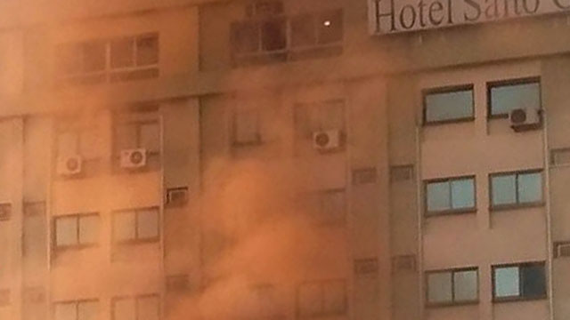 El humo se elevaba hacia los pisos superiores del Hotel Salto Grande