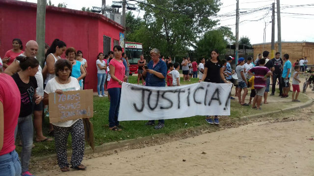 Los vecinos en la esquina piden justicia (Crédito: Claudio Alani)