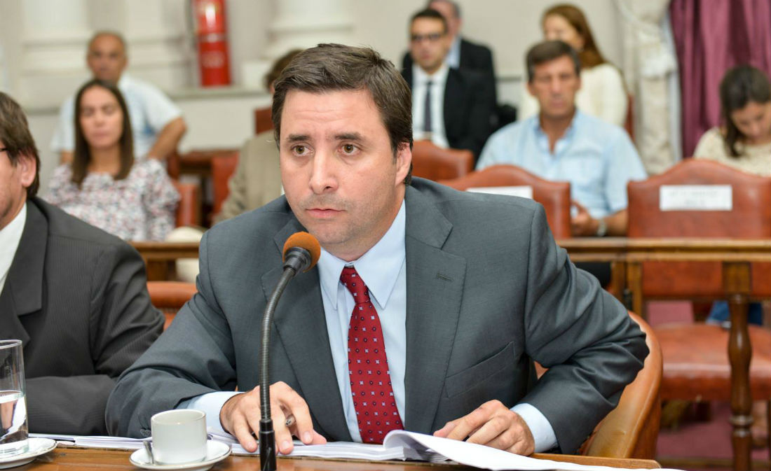 El proyecto del senador de Gualeguaychú aborda un tema controvertido en la administración pública.