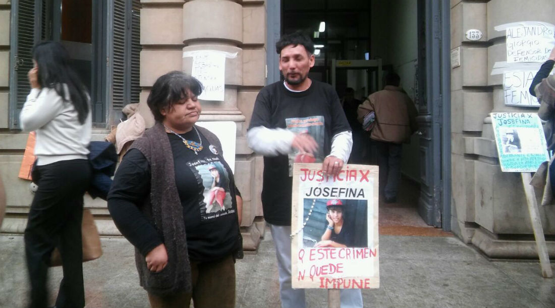 Familiares de Josefina, en la puerta de los Tribunales (foto: Belén Fedullo).