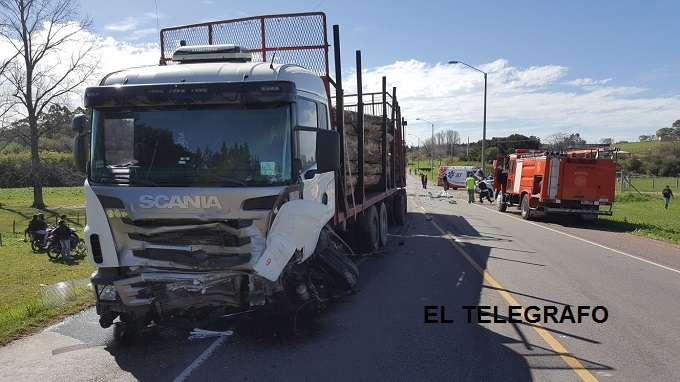 El Camión contra el que impactaron (Diario El Telégrafo)