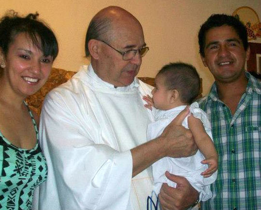 Antes del diagnóstico, junto al padre Andrés Servín en el bautismo de su primera hija.