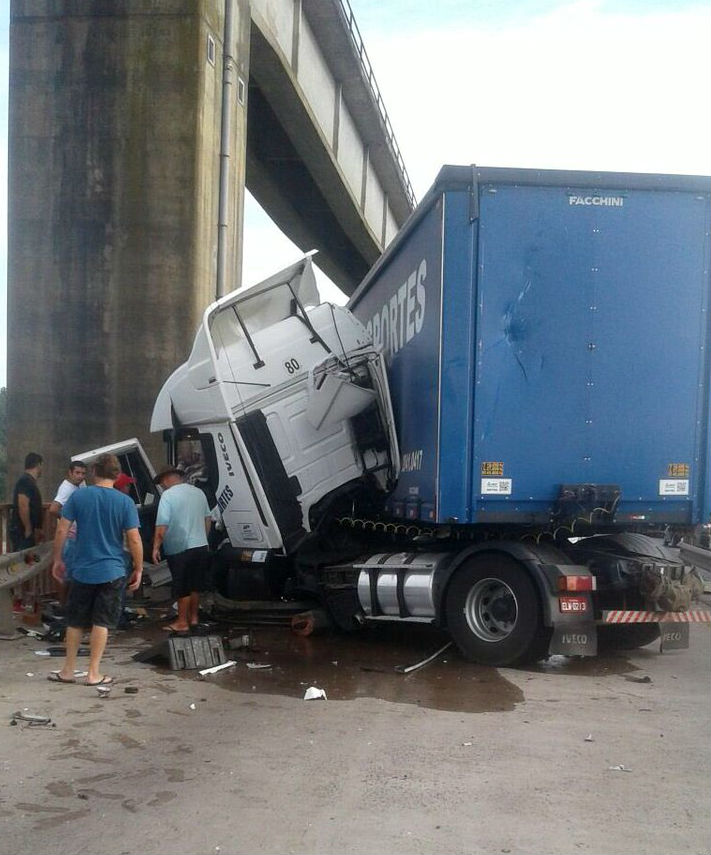 El camión Scania está radicado en Brasil y su chofer sufrió heridas menores (foto: @mbradanini.