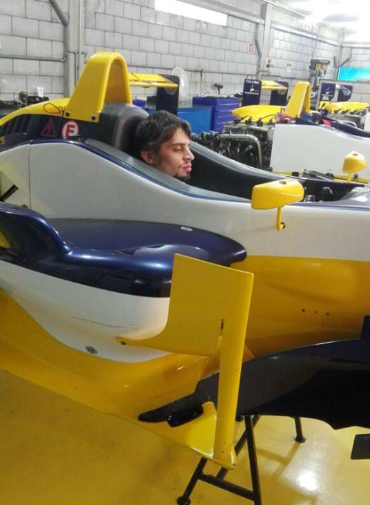 El concordiense, a bordo de unos de los autos que preparan el ProCar Racing de Brasil.