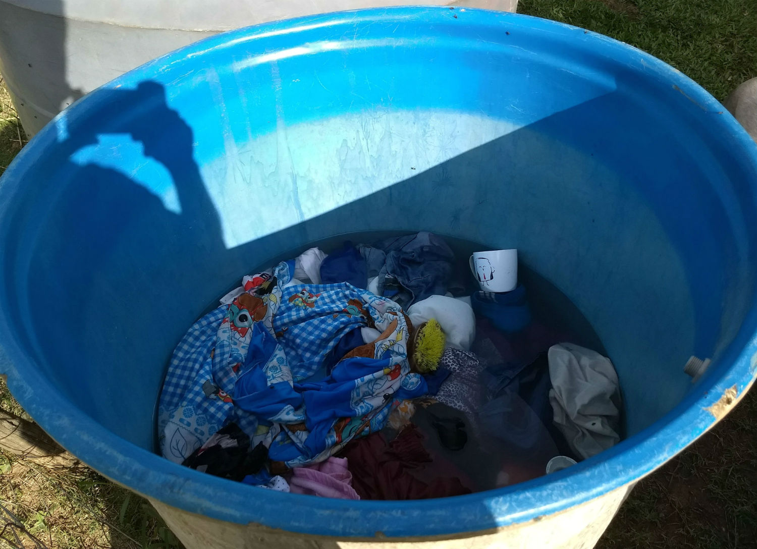 Para lavar ropa también utilizan el agua que les lleva la Municipalidad (foto: El Entre Ríos).