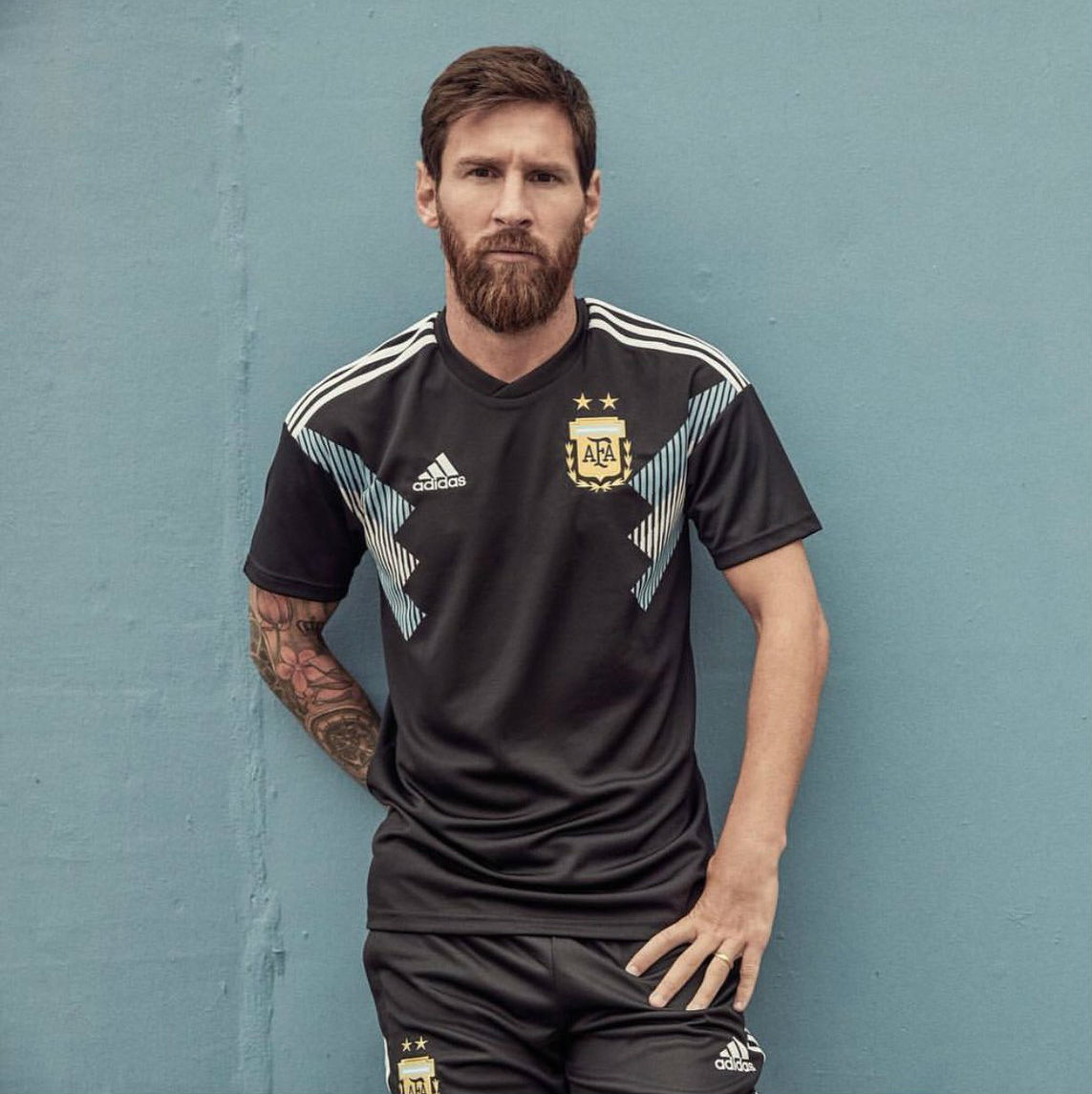 En formato retro, la camiseta suplente de la selección argentina de cara al Mundial.
