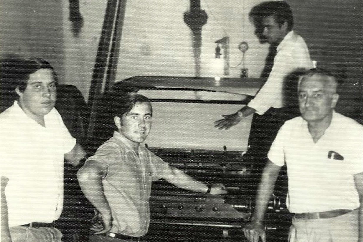Pestaña en lo alto, Besson, Hugo Pérez e Hilario Aguilar, junto a una impresora.