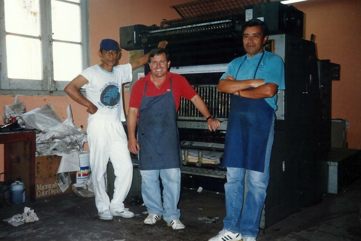 Juan Cuello, Hugo Pérez y Pestaña en el taller de impresión.