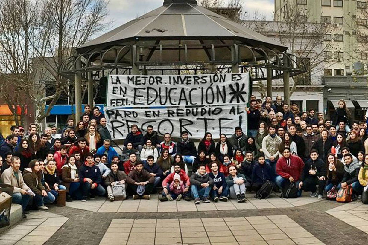 UTN copó la plaza con una clase pública / Crédito Diario Río Uruguay
