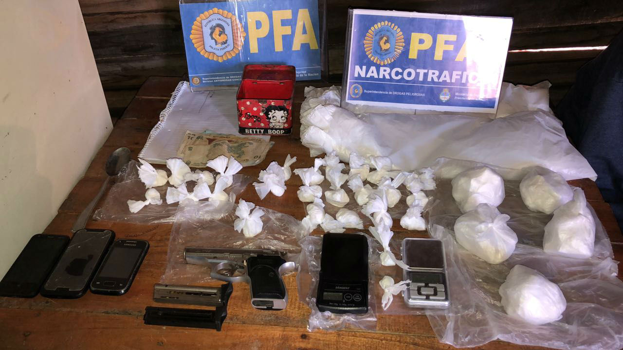 Cocaína, armas y municiones fueron secuestradas por la Policía Federal.