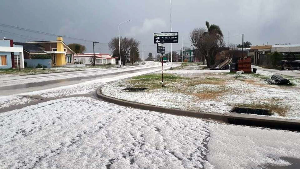 En las calles el granizo cubrió todo como si fuese nieve (foto: Facebook).