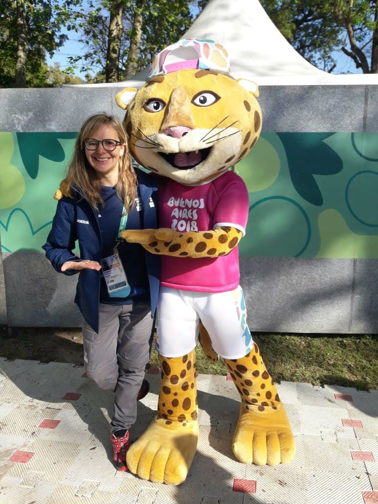 Esperanza junto a Pandi, la mascota oficial de los Juegos Olímpicos de la Juventud 2018.