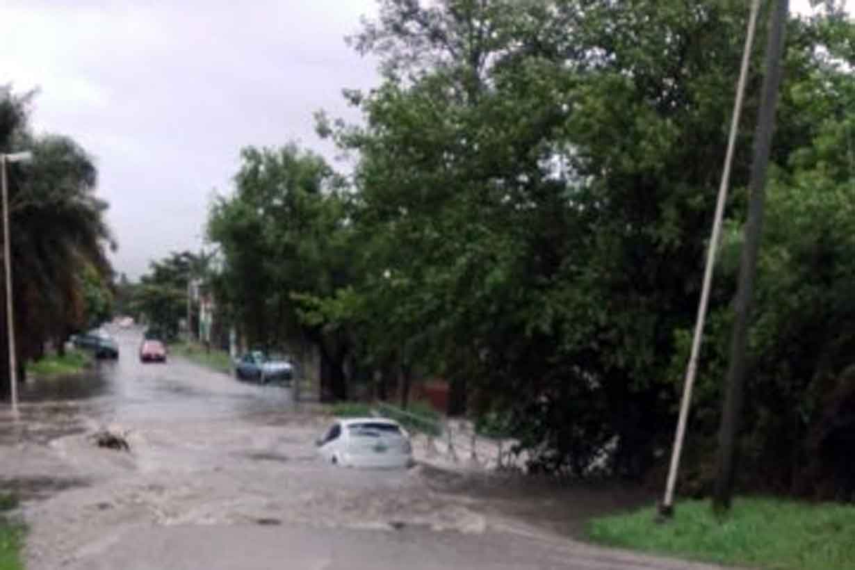 Una calle anegada durante la tormenta en Paraná