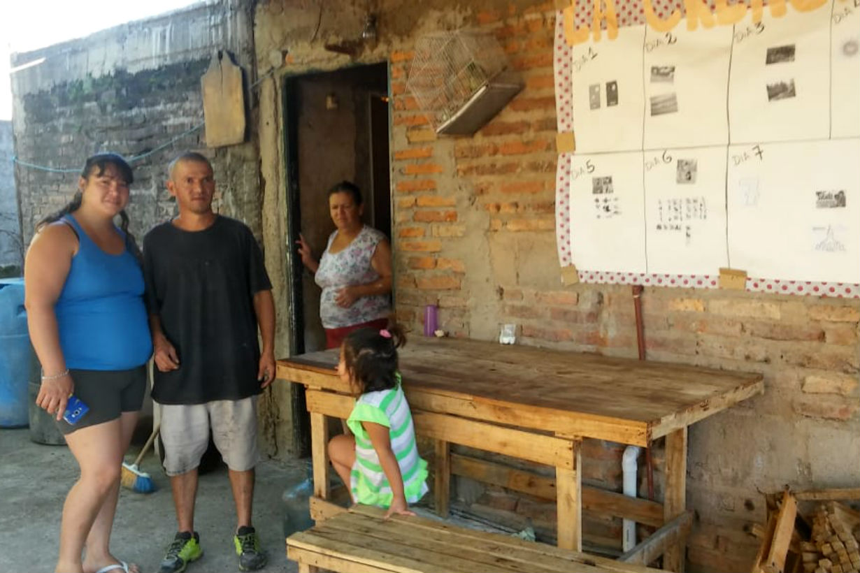 Jose, su hermana y su madre, en el patio merendero