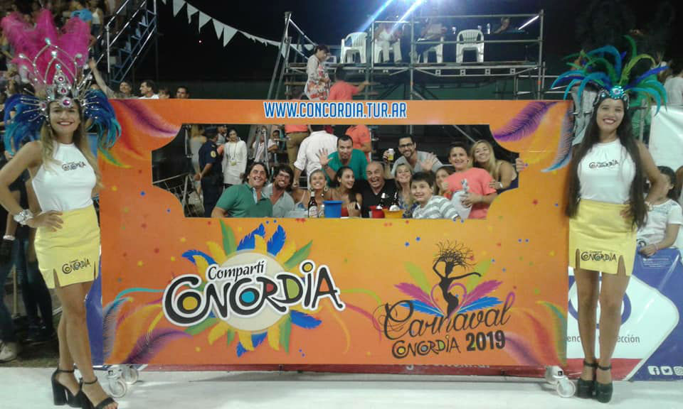 La foto con el marco de Compartí Concordia, en la manga del carnaval.