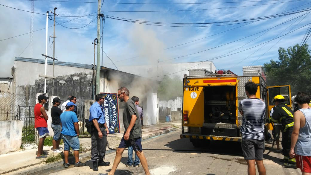 Vecinos son evacuados por bomberos que intervienen en el siniestro (foto: El Entre Ríos).