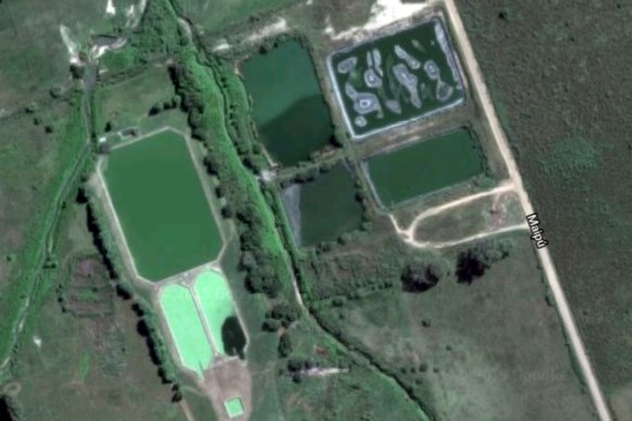 A la izquierda, las de PGE. A la derecha, las municipales (imagen aérea de Google Earth).