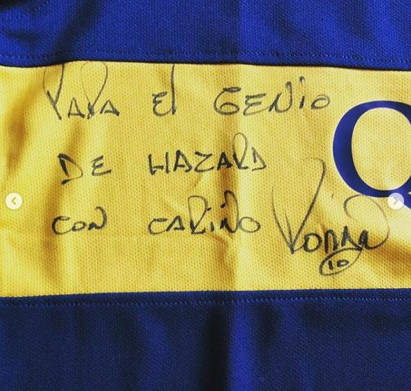 Willy Caballero mostró la camiseta que Hazard recibió de regalo con la firma de JR.