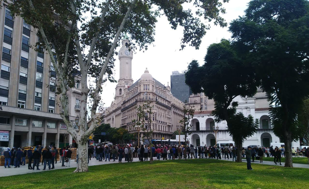 Pasadas las 9:30 de este martes ya empezó el frutazo en plena Plaza de Mayo.
