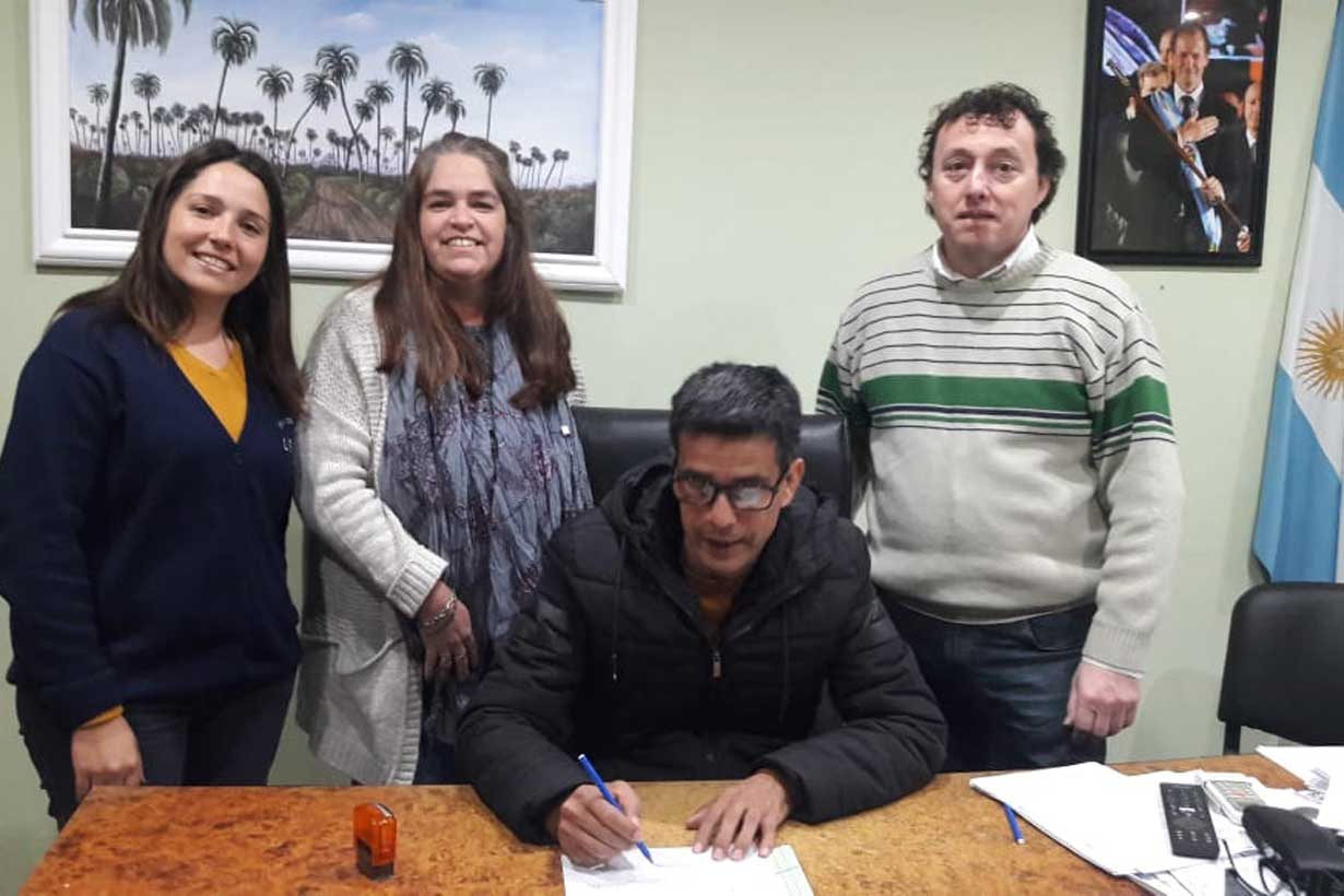 Marcelo Giménez, de Ubajay, al firmar el compromiso de Proatur