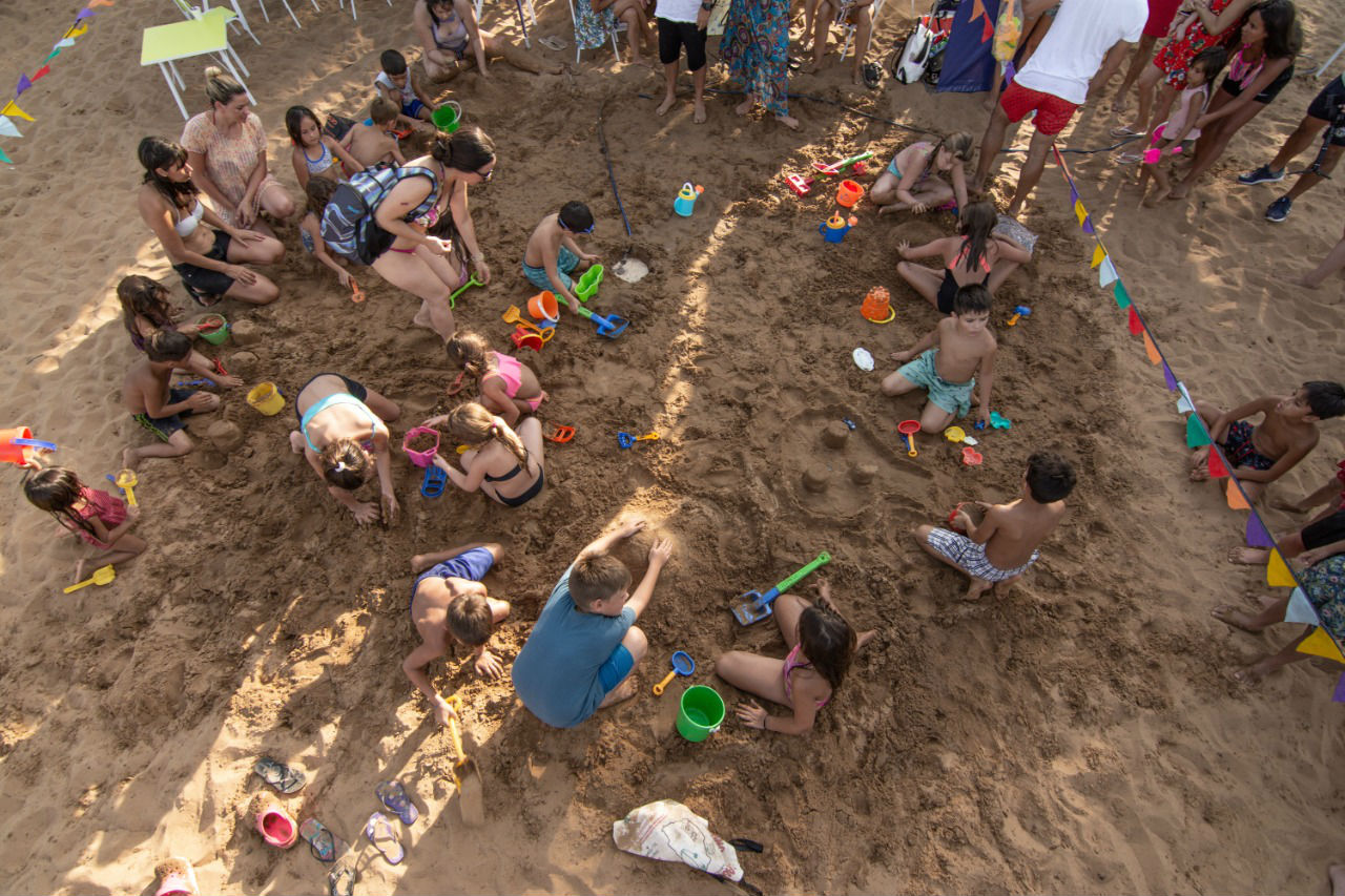 Juegos en la playa, con mucha participación de los más pequeños.