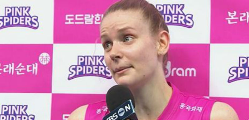 Fresco jugada en el equipo conocido como Pink Spiders de la liga coreana de vóley femenino.