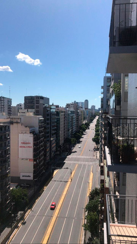 Libertador: La concurrida Avenida del Libertador de la Ciudad de Buenos Aires vacía a la altura de Belgrano
