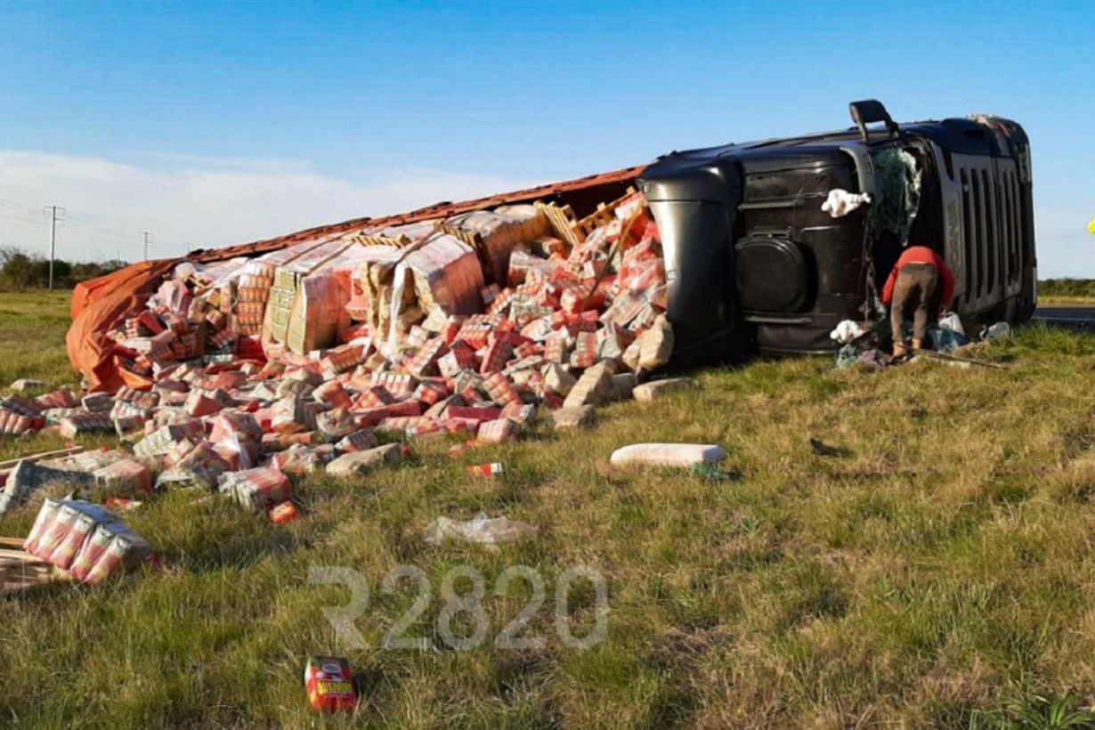 Así volcó la carga el camión que había partido desde Andresito, Misiones (foto: Reporte 2820)