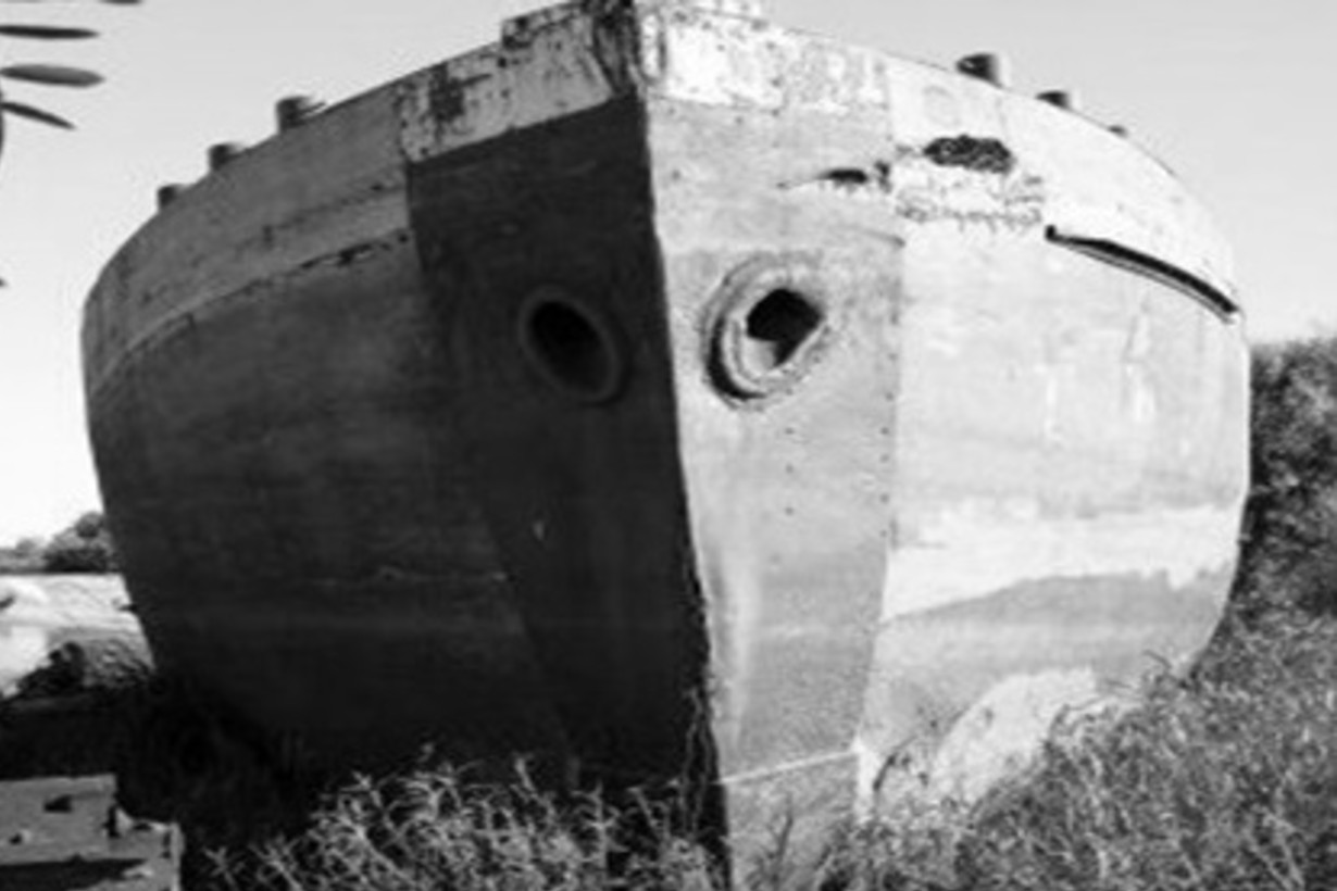 Otra vista del barco de cemento varado en las costas del río Uruguay.