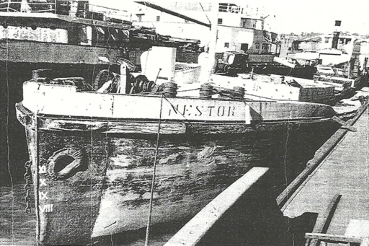 Buque de cemento “Néstor” en sus épocas de servicio, amarrado en el puerto de Barracas (fotografía facilitada por su propietario).