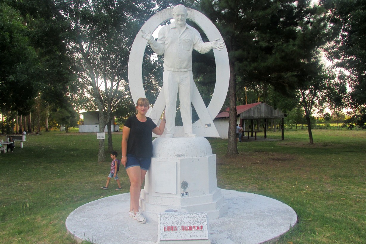 Belén Dantaz posa junto a la estatua que recuerda a su padre Luis.