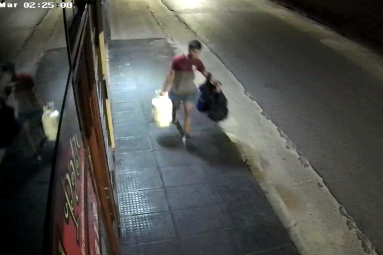 El ladrón huyó por calle Urquiza con las mochilas con documentación y garrafas de la casa